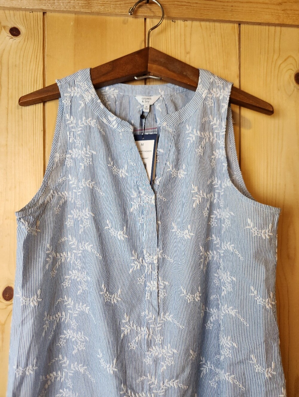Crown & Ivy Blue/White Icon Textured 1/4 Button Sleeveless Peasant Blouse NWT - Picture 2 of 13